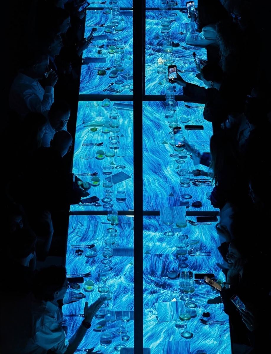 La mesa de Horitzó en el MACBA, iluminada en azul