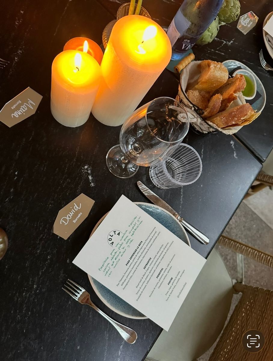 Candles, menu and glasses at Debajo de los Arcos